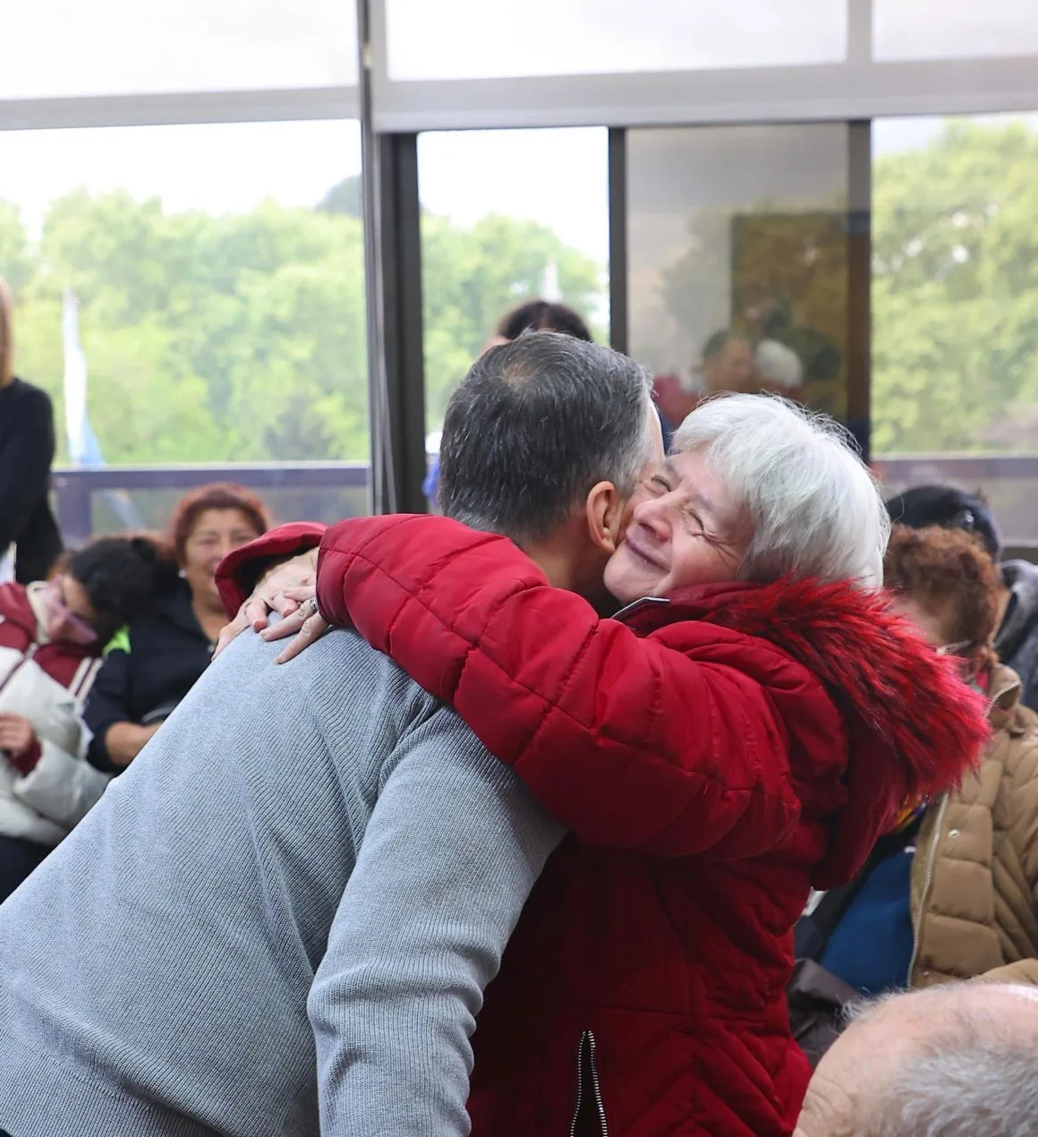 Entrega de audífonos y apoyo a vecinos en Esteban Echeverría