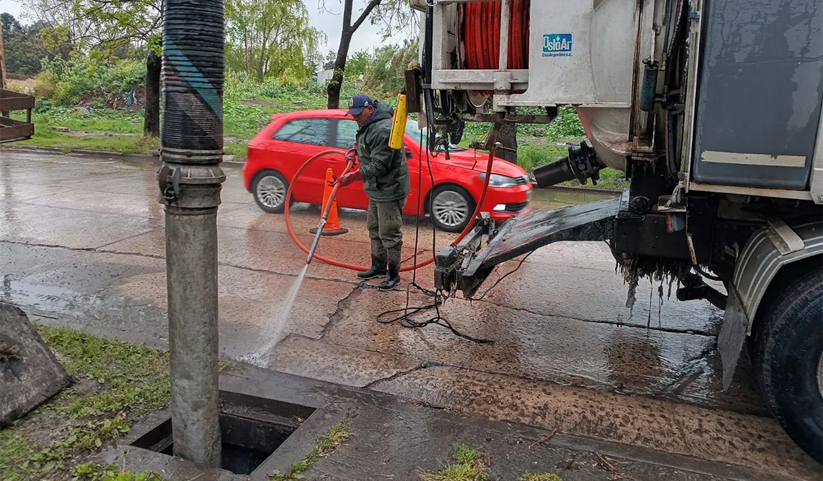 Equipos de Esteban Echeverría realizaron limpieza tras las lluvias