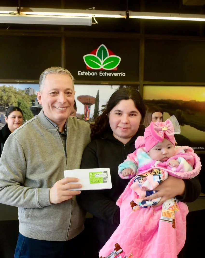 Esteban Echeverría entregó 60 nuevas tarjetas del Plan Más Vida