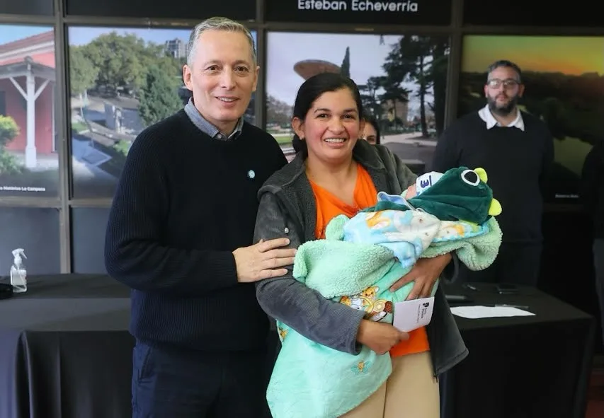 Esteban Echeverría entregó 83 nuevas tarjetas del Plan Más Vida