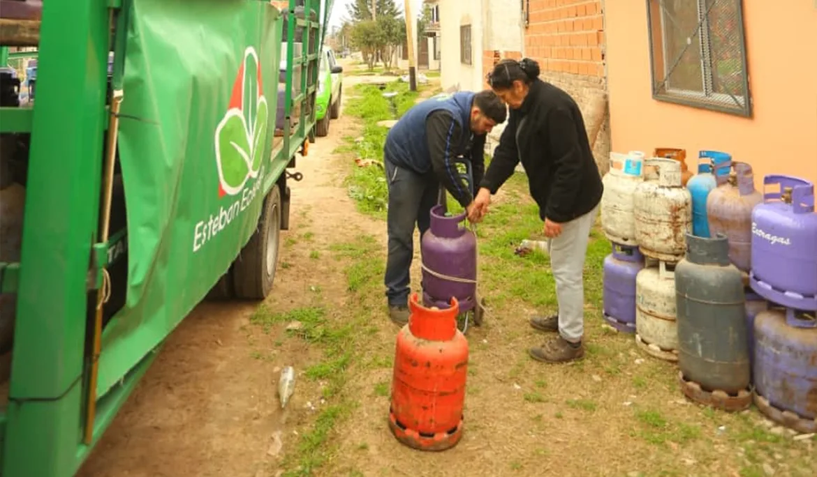 Esteban Echeverría lanzó operativo de recarga de garrafas en El Triunfo