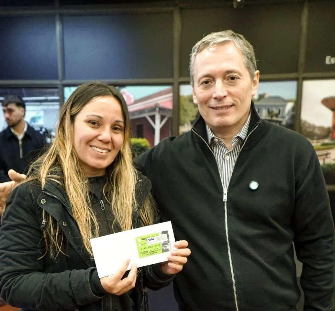 Esteban Echeverría recibió 97 nuevas tarjetas del Plan Más Vida