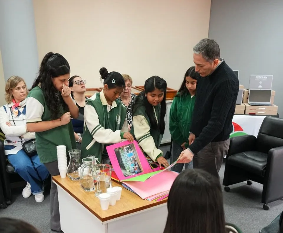 Estudiantes de Esteban Echeverría recibieron 22 notebooks tecnológicas