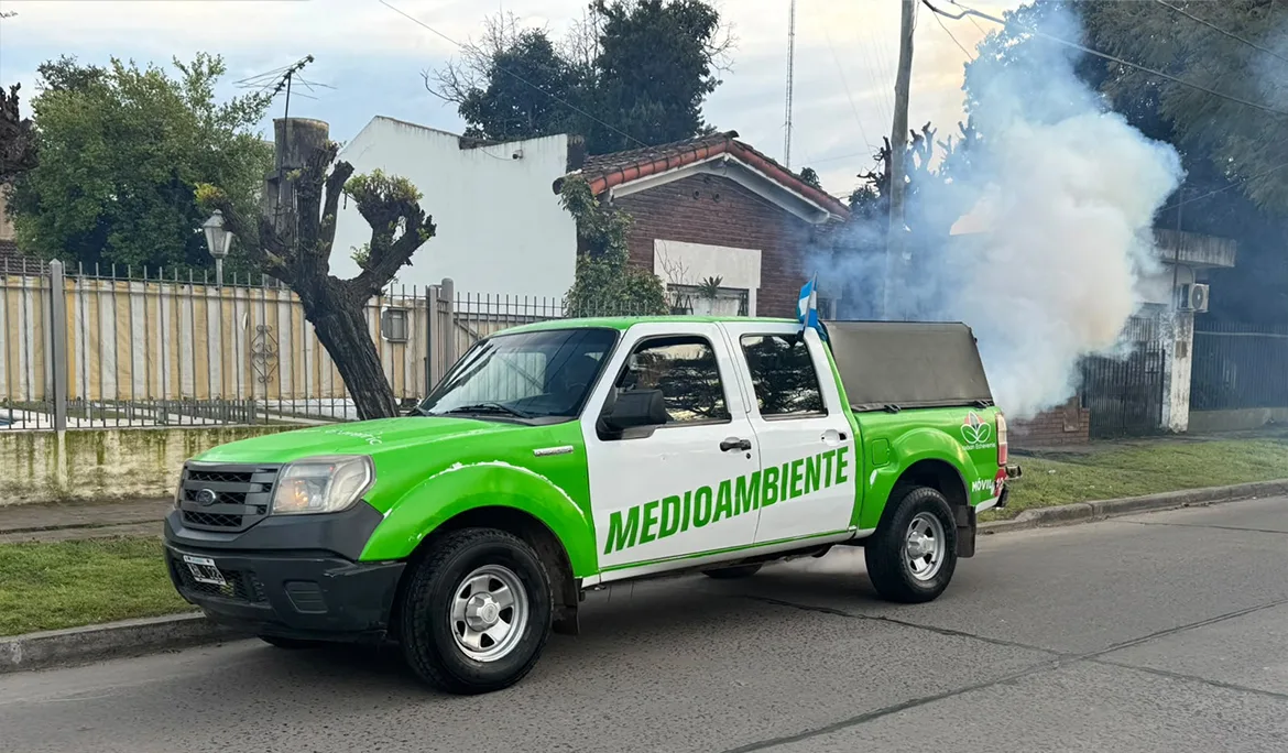 Fumigación para prevenir dengue en Esteban Echeverría