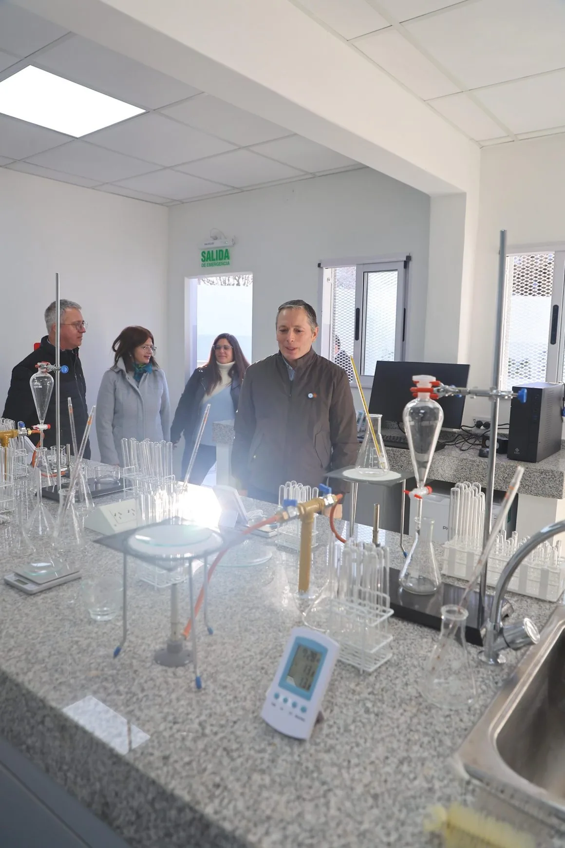 Inauguran laboratorio y núcleos sanitarios en escuela de Monte Grande