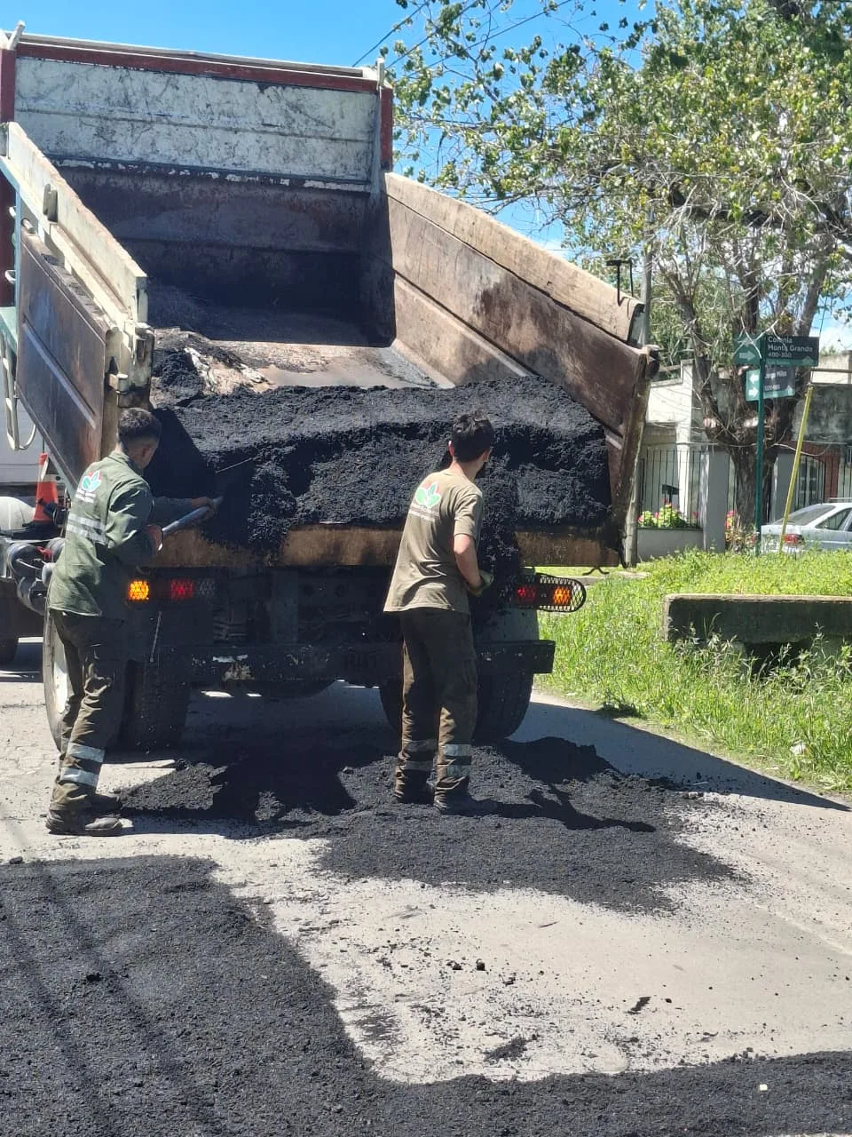 Luis Guillón mejora su red vial con bacheo reciente