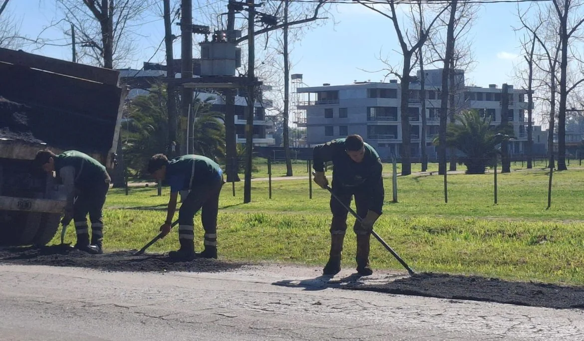 Mejoran la circulación en Canning con nuevos trabajos de bacheo