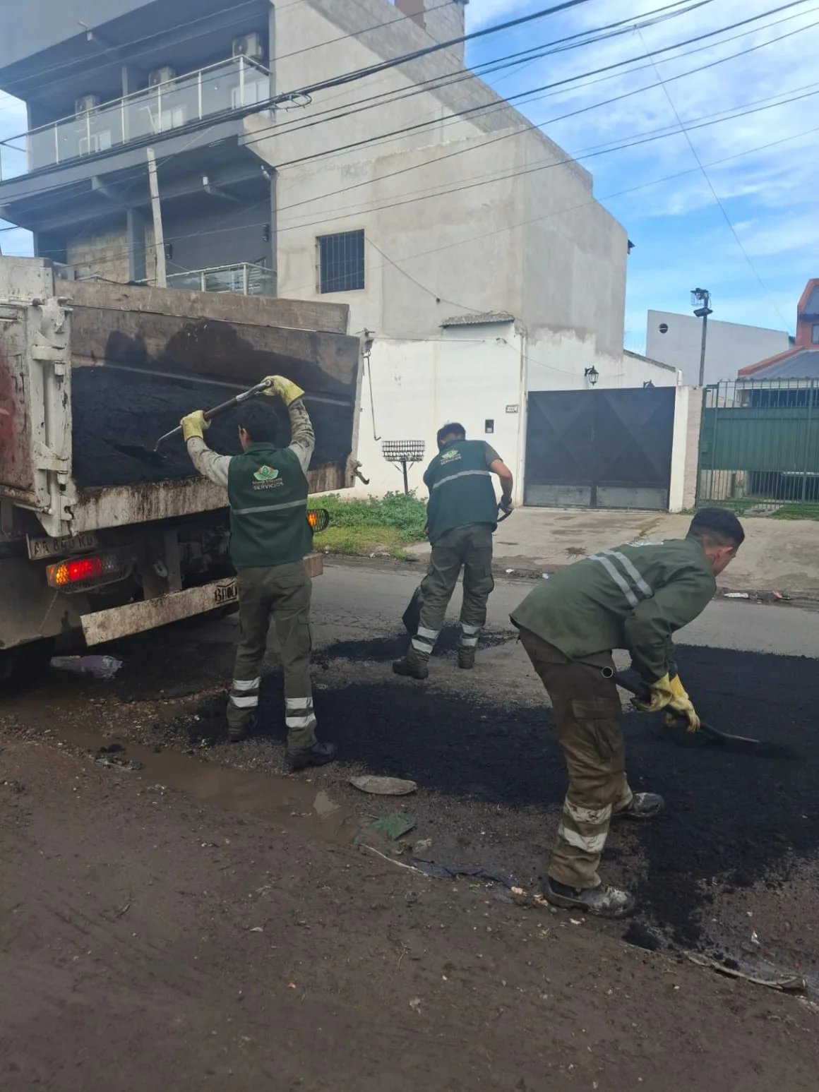 Mejoran la seguridad vial con nuevos trabajos de bacheo en Monte Grande