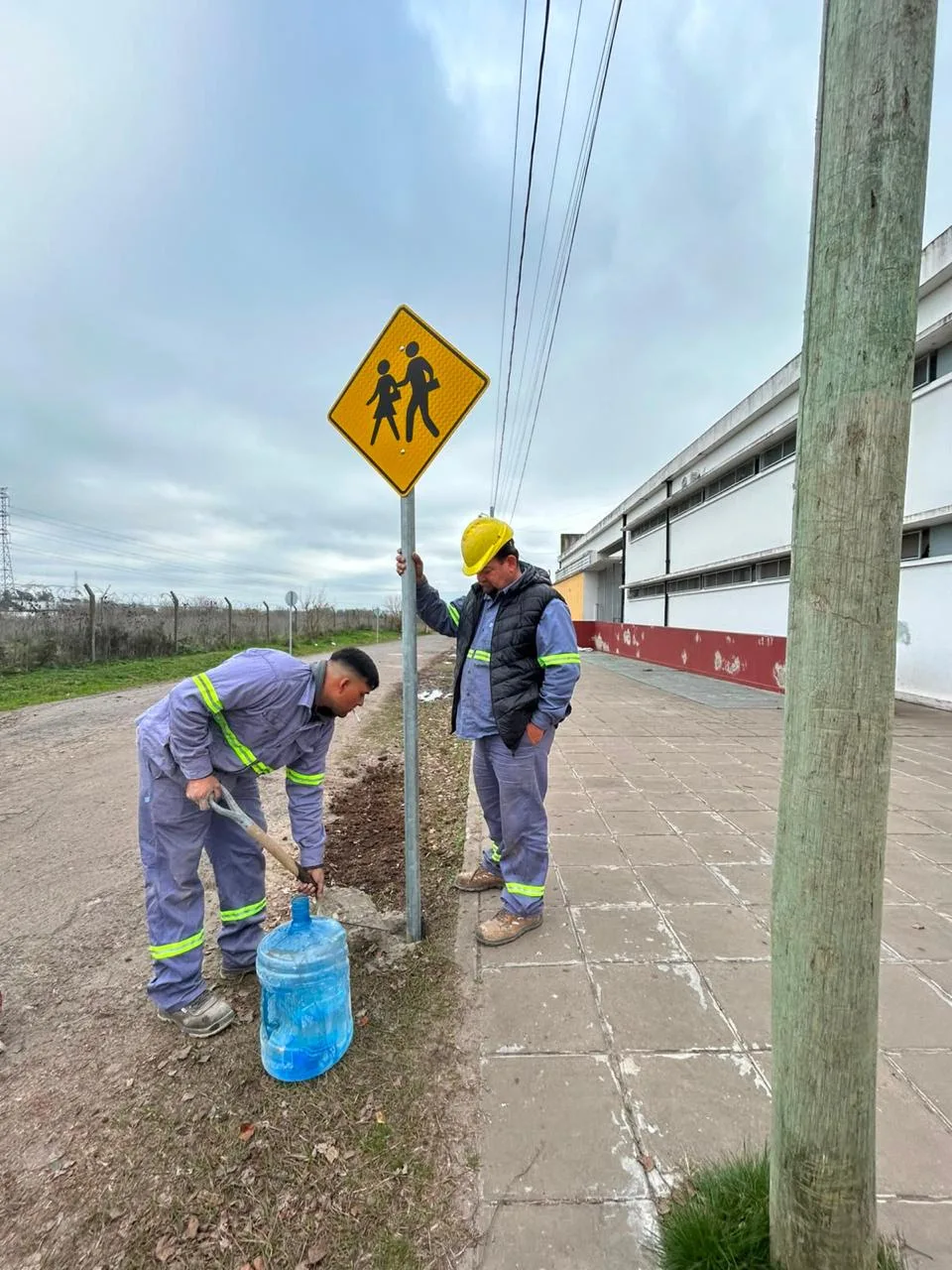 Mejoran la señalización vial en la Escuela Secundaria N° 13