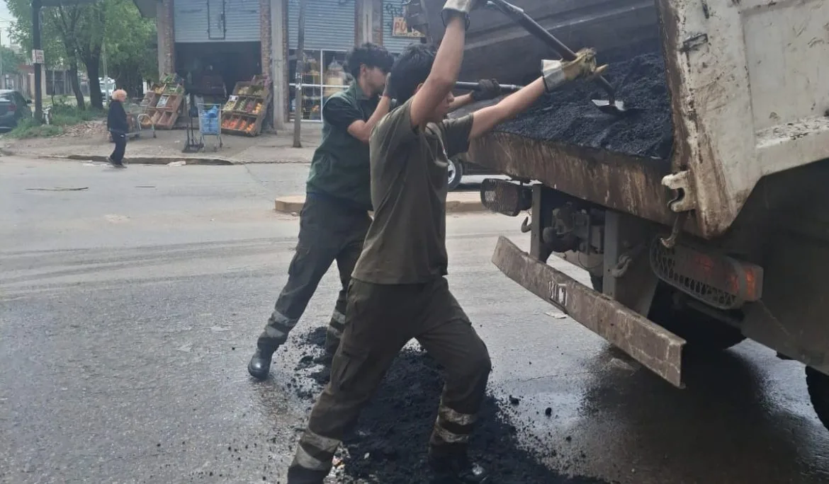 Mejoran las calles de 9 de Abril con bacheo de asfalto caliente