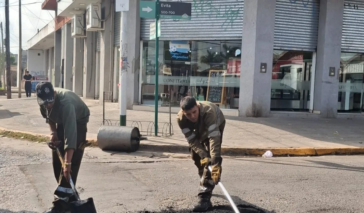 Mejoras en calles de El Jagüel con bacheo y asfalto caliente