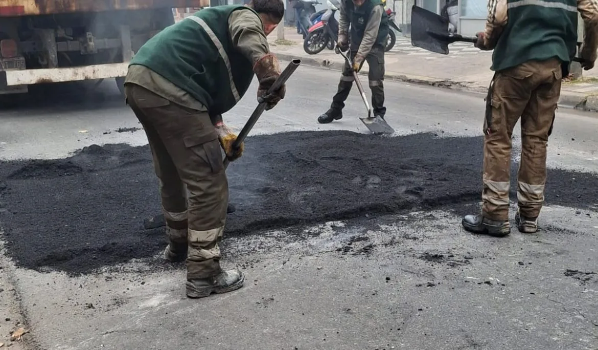 Mejoras en calles de Luis Guillón con trabajos de bacheo
