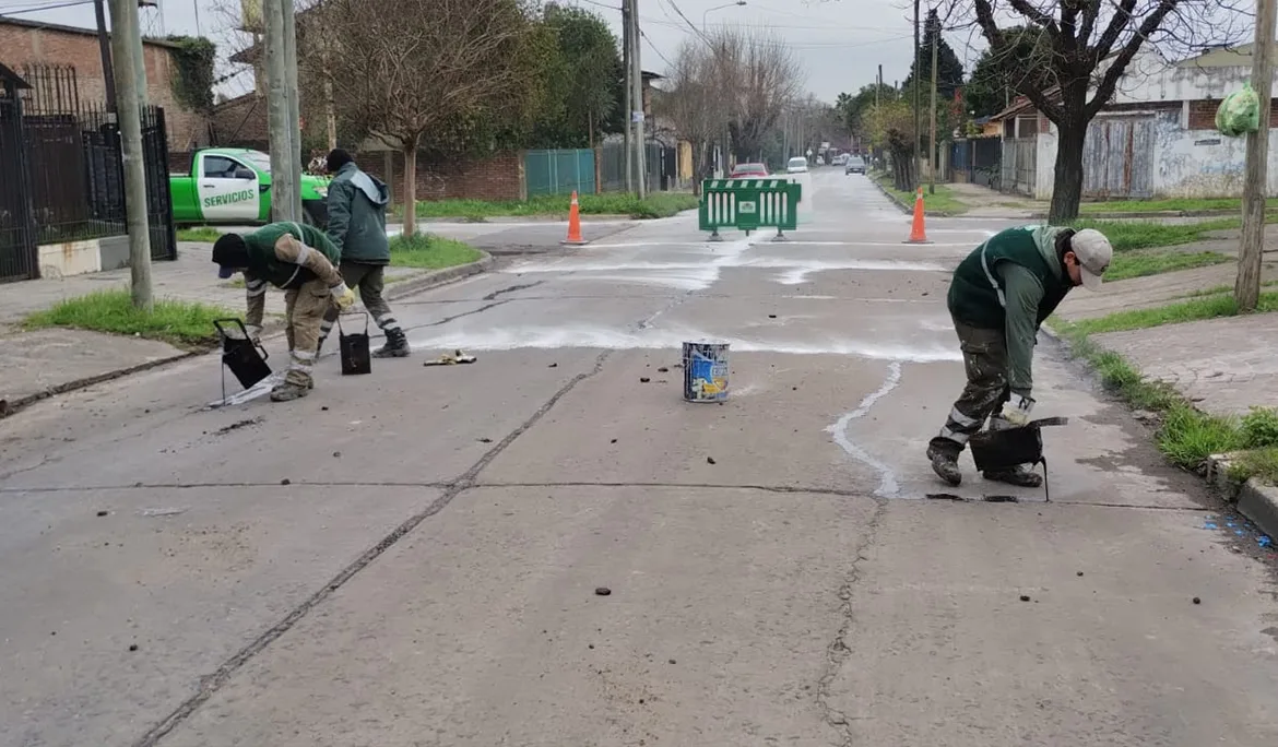 Mejoras en calles de Monte Grande para evitar filtraciones de agua