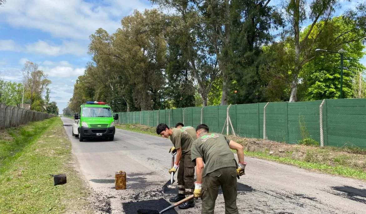 Mejoras en el pavimento de Canning con bacheo reciente