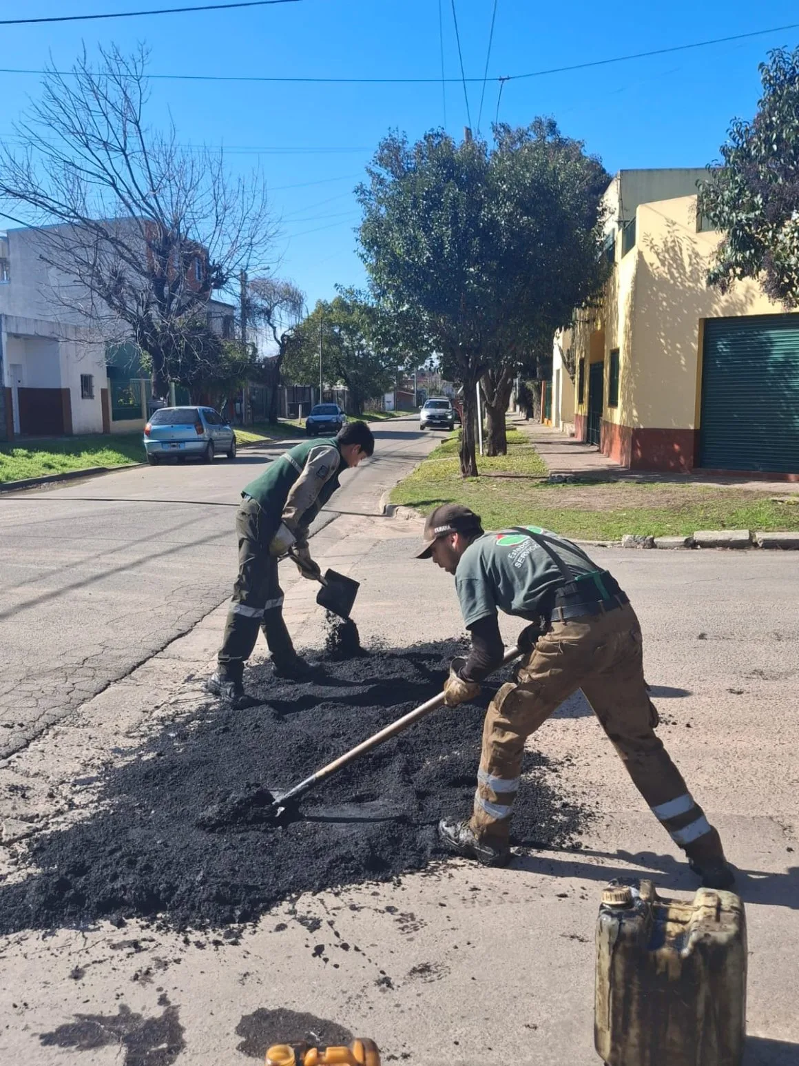 Mejoras en la red vial: bacheo en Luis Guillón