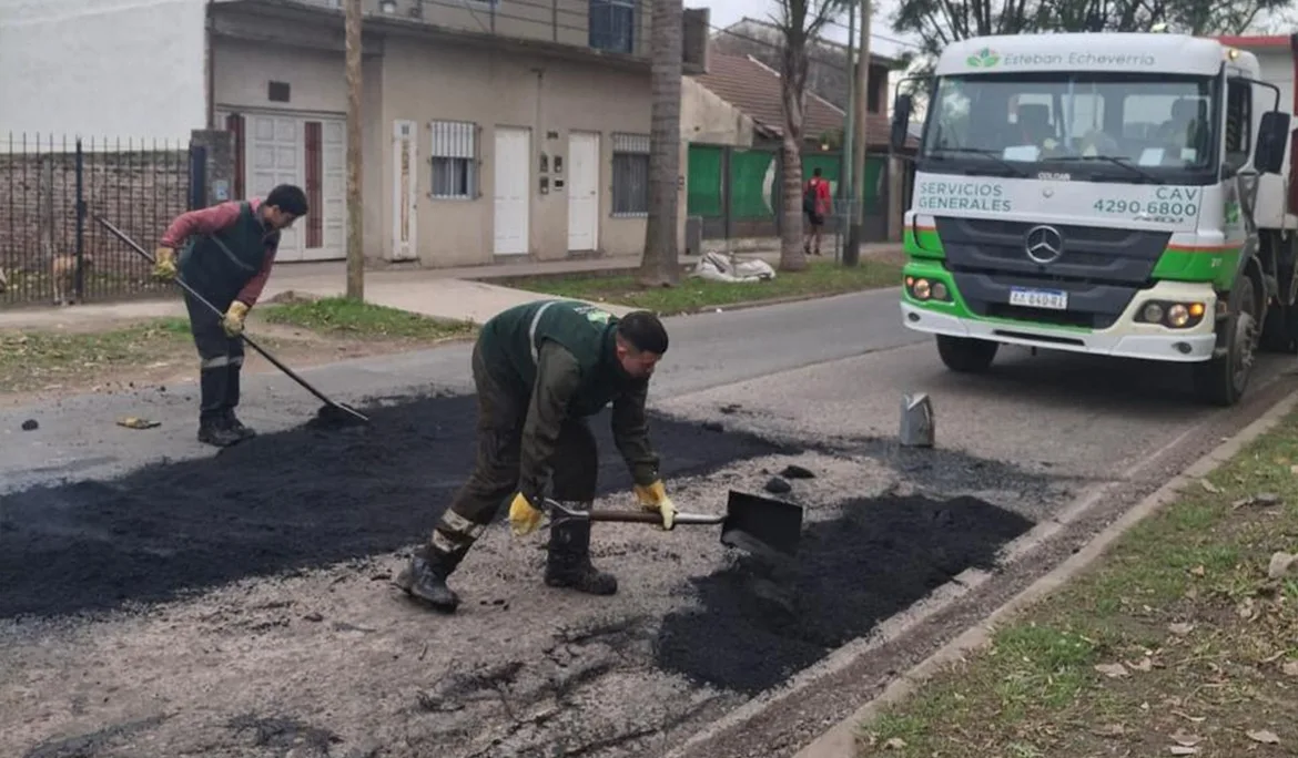 Mejoras en la seguridad vial: bacheo en Monte Grande y Luis Guillón