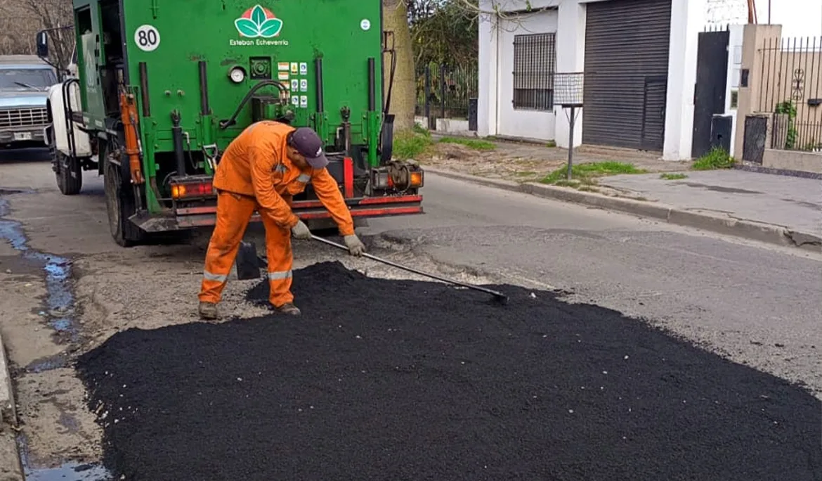 Mejoras en la seguridad vial con obras de bacheo en Monte Grande