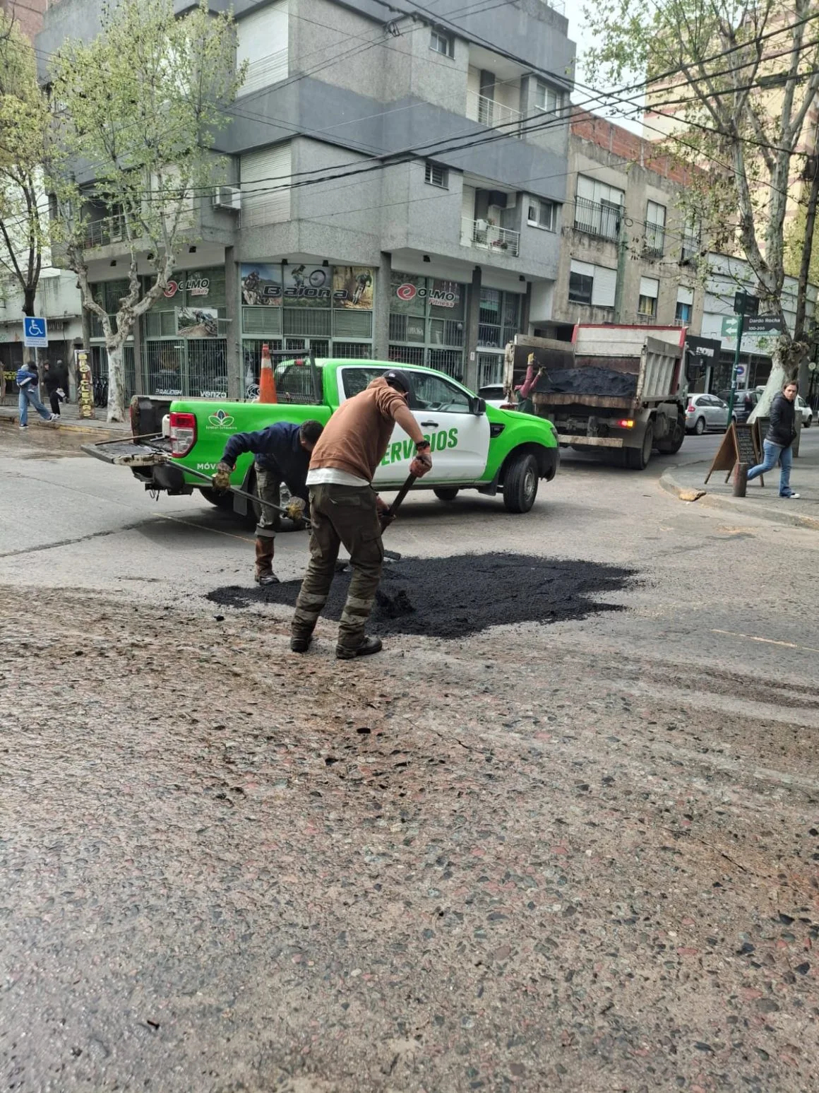 Mejoras en las calles de Esteban Echeverría: obras de bacheo en marcha