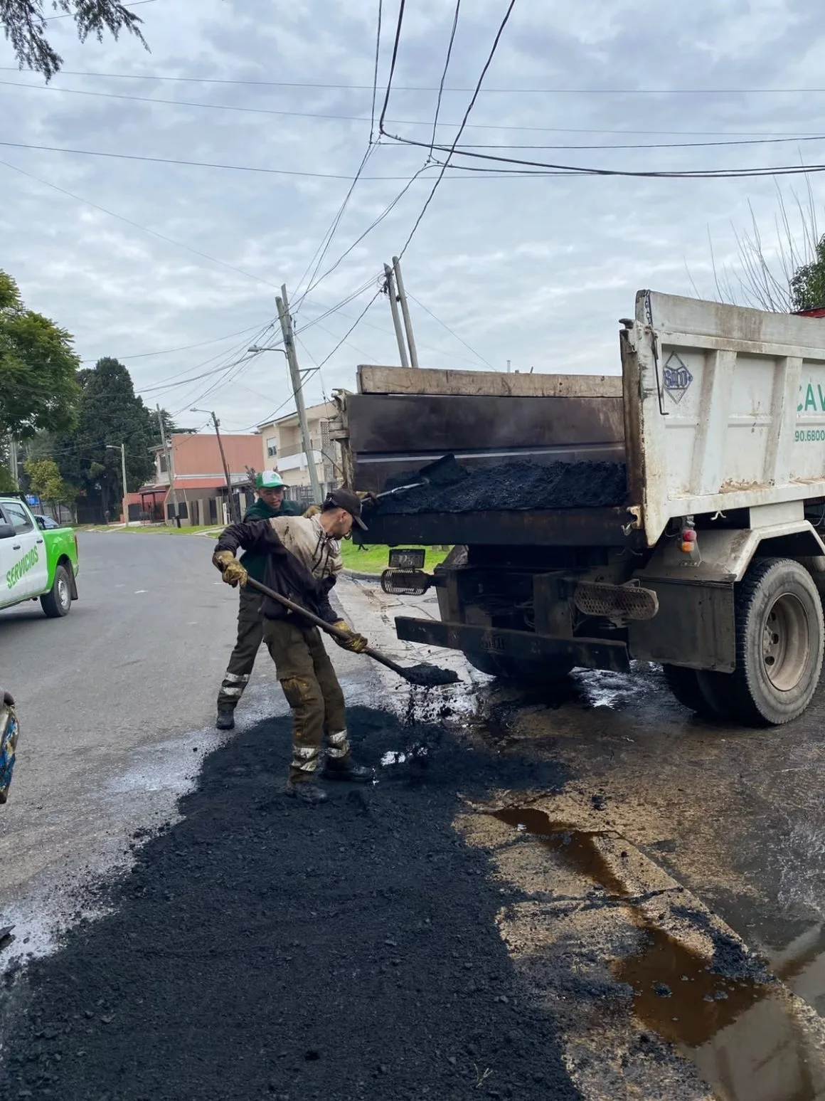 Mejoras viales en Luis Guillón con asfalto caliente