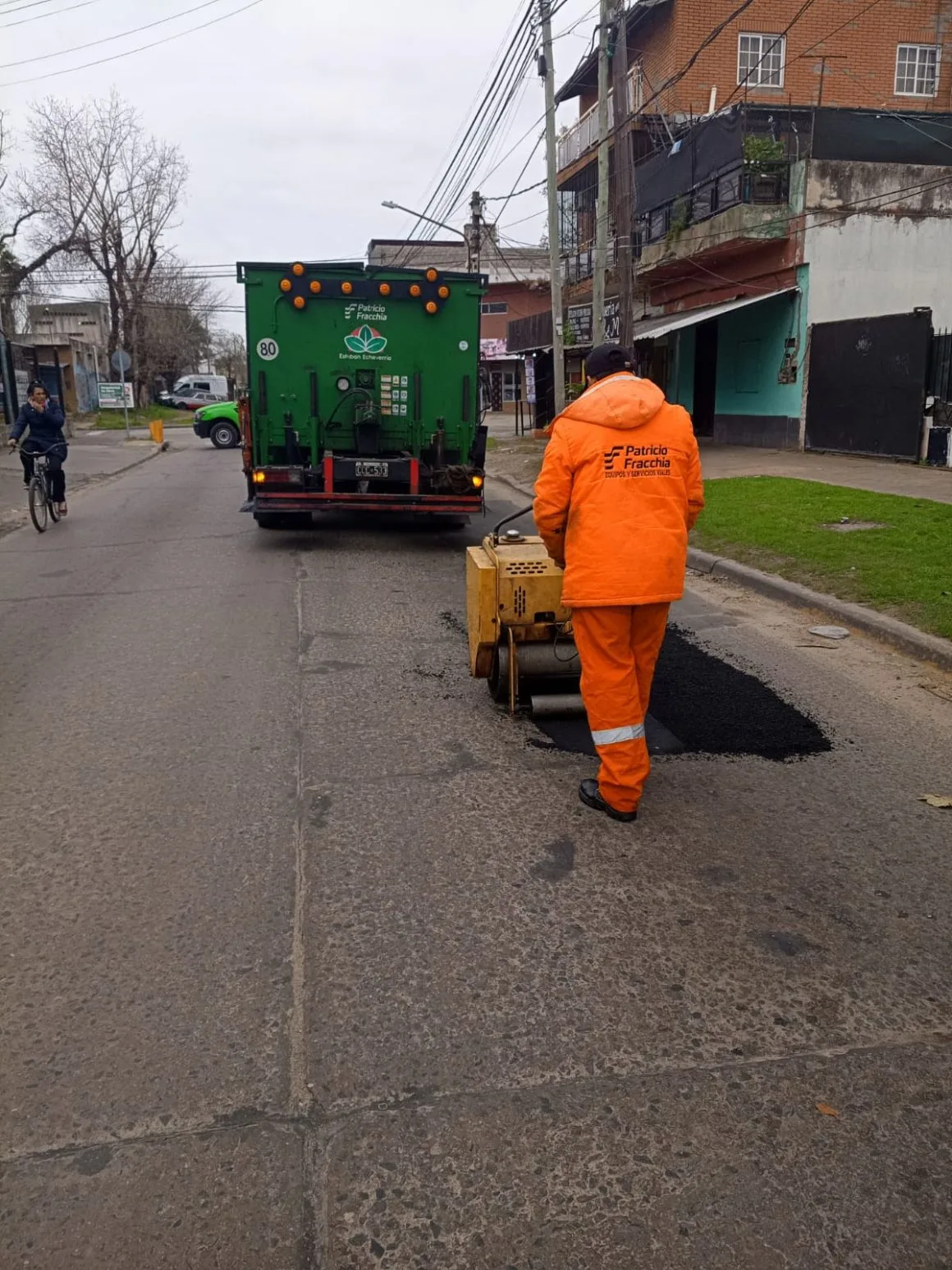 Mejoras viales en Monte Grande: trabajos de bacheo en marcha