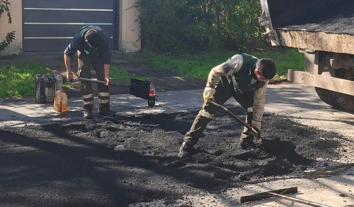 Obras de bacheo en Luis Guillón mejoran calles del distrito