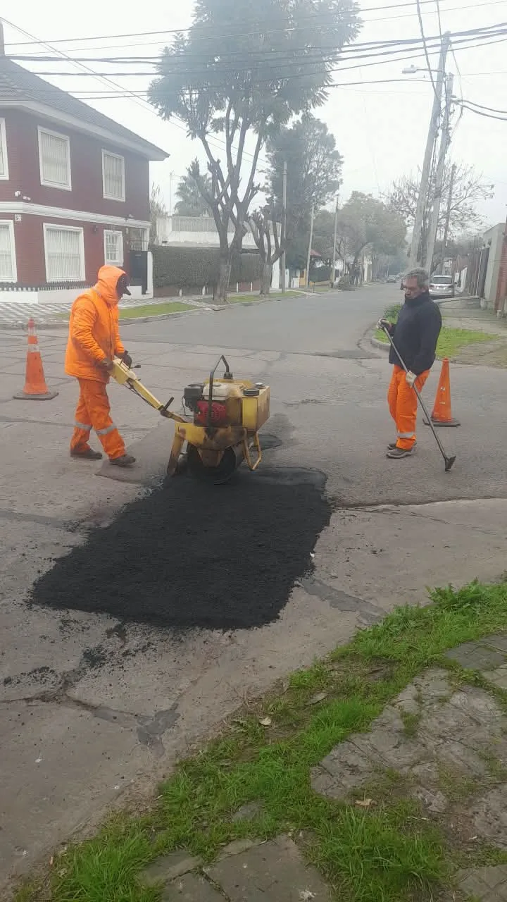 Obras de bacheo mejoran calles en Monte Grande