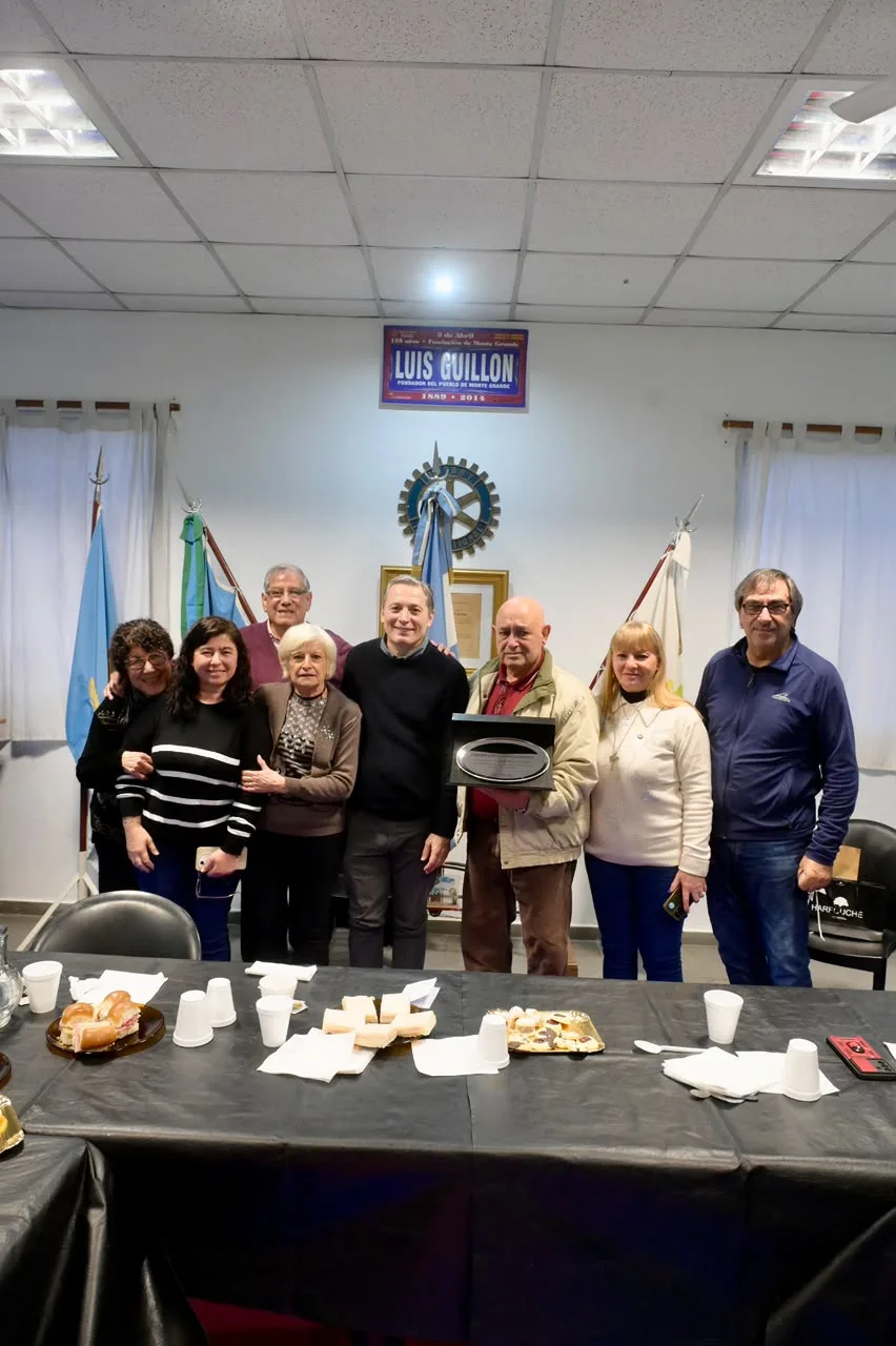 Reconocimiento y entrega de donaciones en el Rotary Club de Luis Guillón