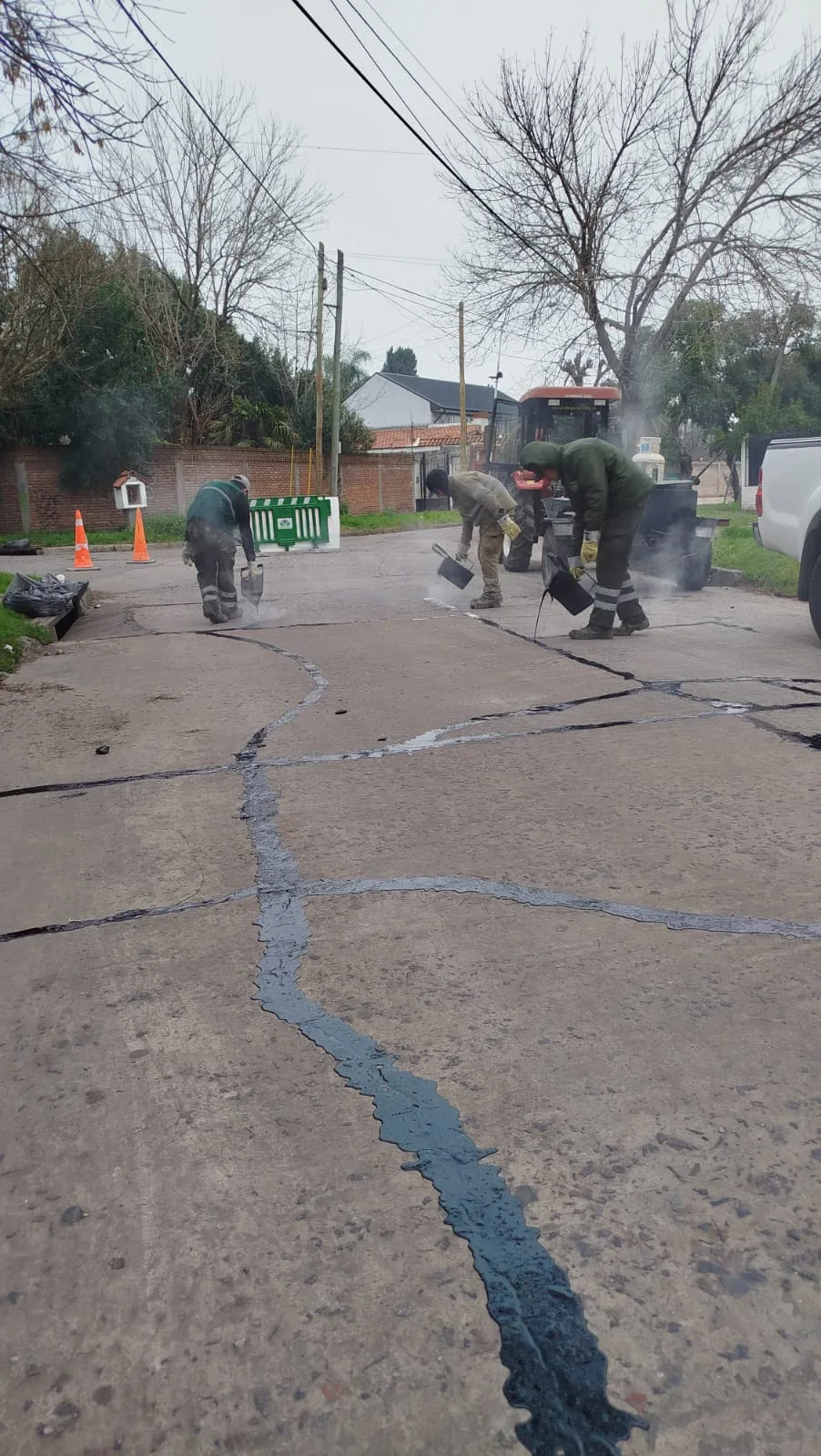 Trabajos de tomado de juntas en Luis Guillón para mejorar calles