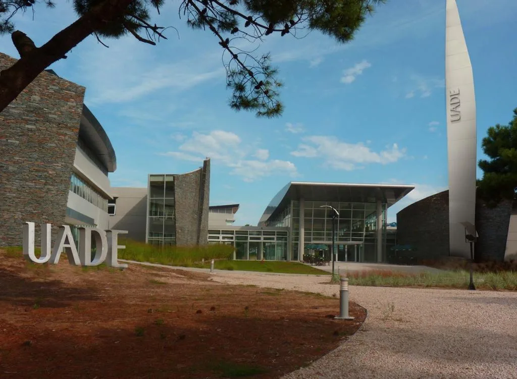 Abren inscripciones para becas en UADE Costa Argentina