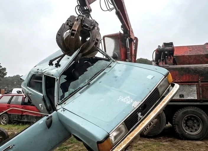 Compactaron más de 200 vehículos abandonados en Pinamar