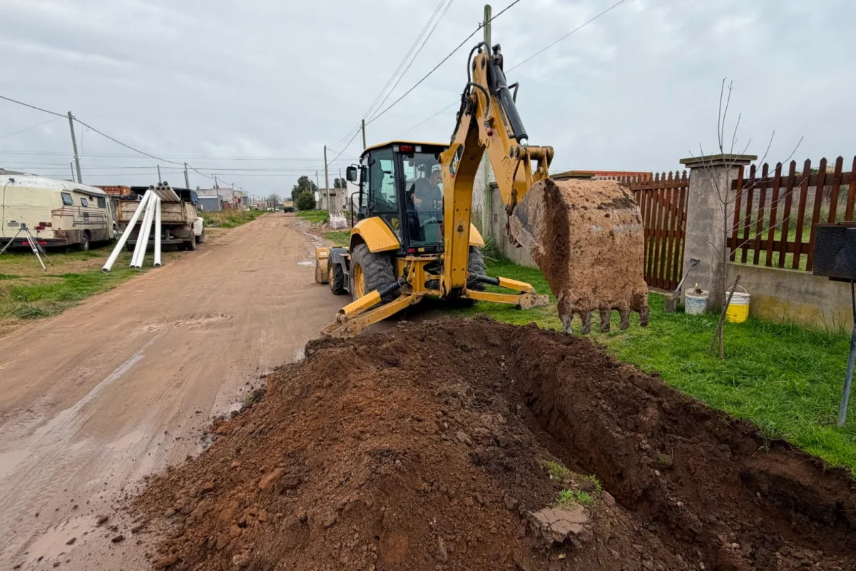 Ampliación de redes de agua y cloacas en calle 85 de Necochea