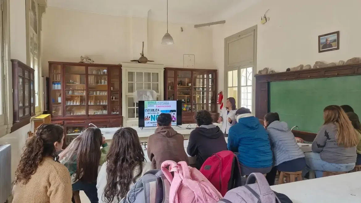 Charlas sobre salud y tenencia responsable en el Colegio Nacional