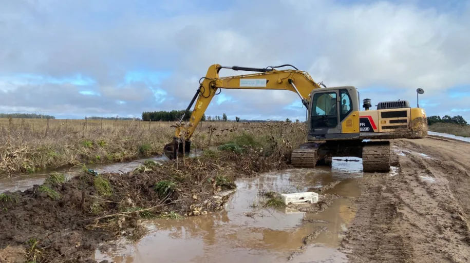 Continúan trabajos en caminos rurales tras las lluvias en Necochea