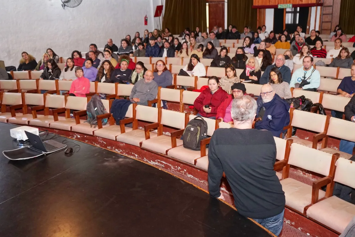 Curso gratuito de Manipulación de Alimentos comenzó en el Teatro Municipal