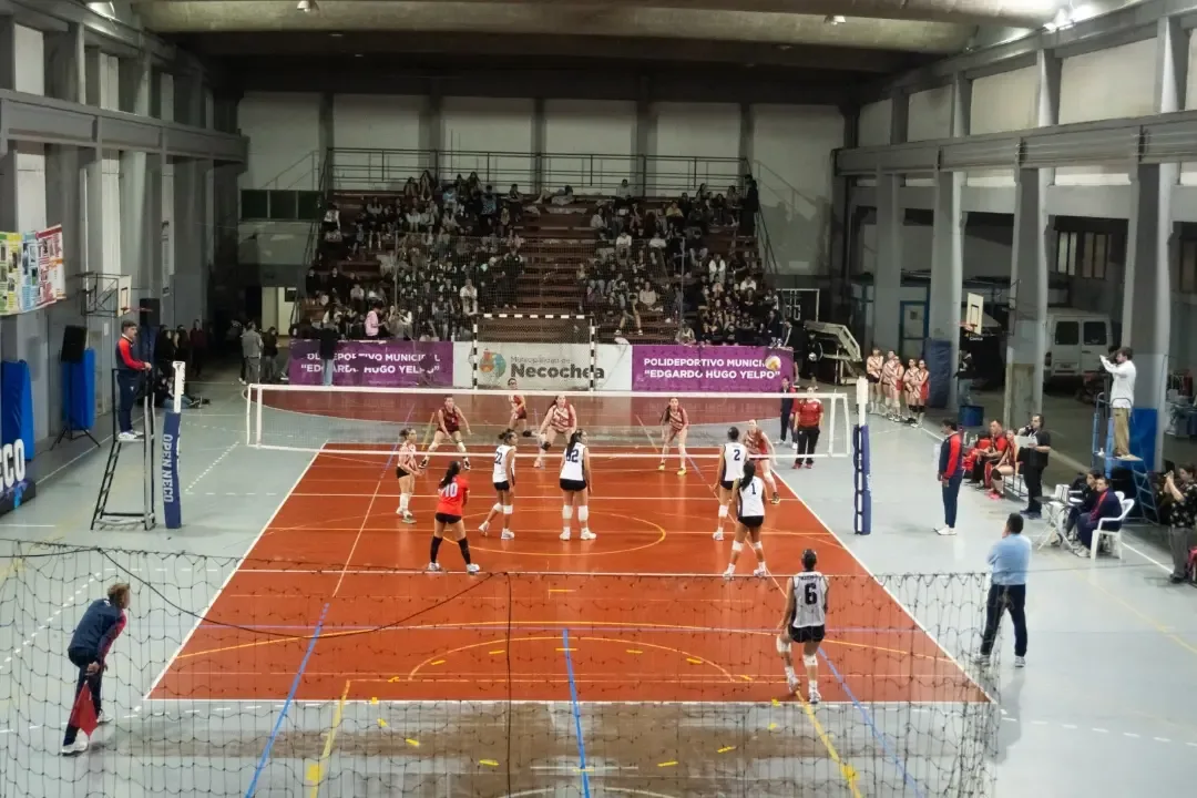 El Open Neco de vóley comenzó en el Polideportivo Municipal