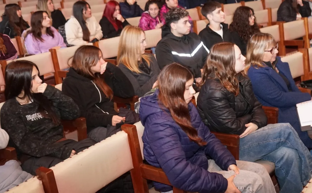 Estudiantes aprendieron sobre huella digital en charla municipal