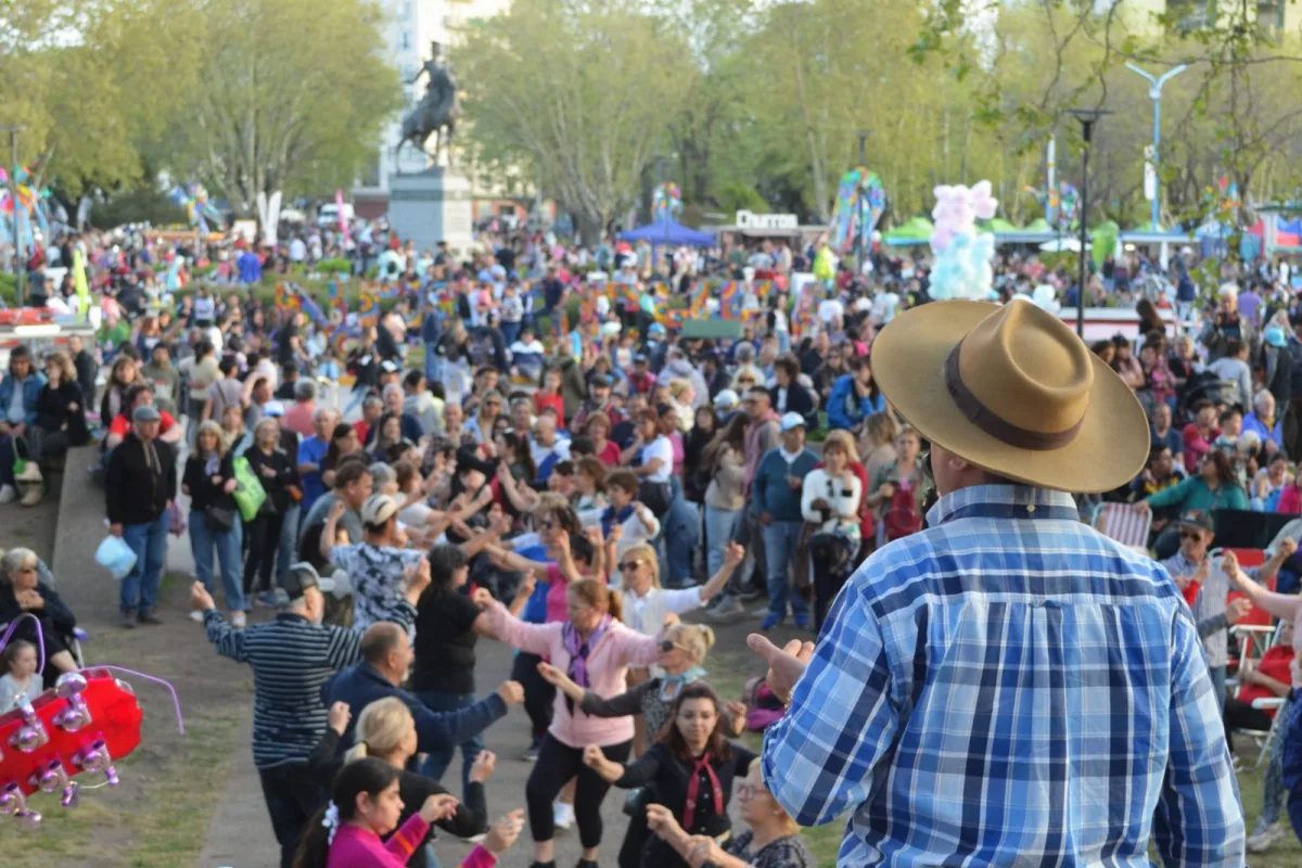 Festejos por el aniversario de Necochea en la Plaza del Folclore