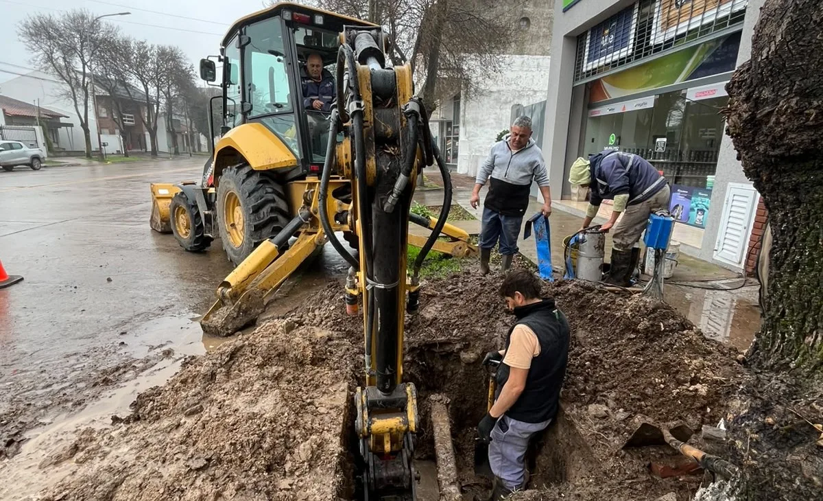 Intensas reparaciones de Obras Sanitarias mejoran el servicio de agua