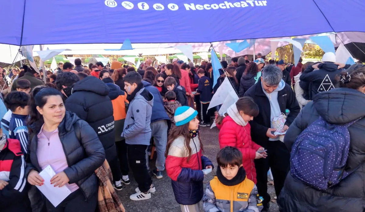 Intercambio de figuritas en la Plaza Dardo Rocha reunió a familias