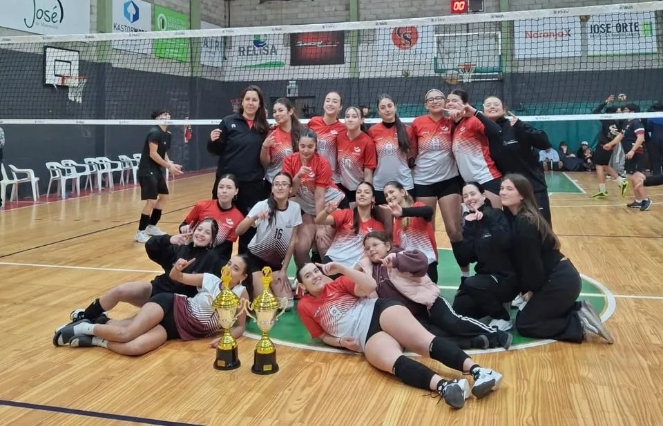 Las chicas de la Escuela Municipal de Vóley brillaron en la Liga Necochea