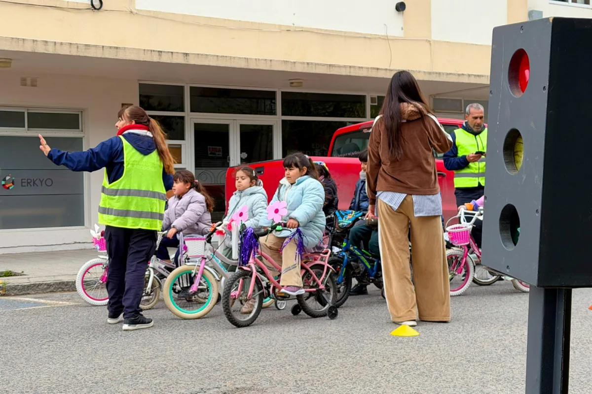 Los niños del Jardín Lassalle aprendieron educación vial en la calle