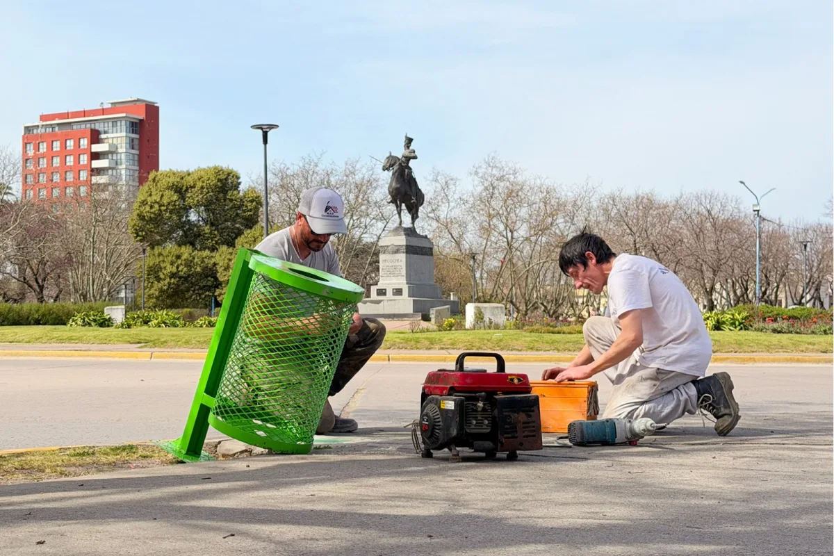 Renovación de cestos papeleros en microcentro y Plaza Dardo Rocha