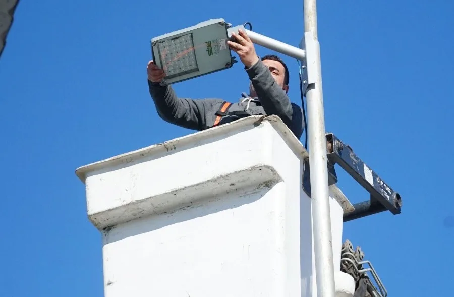 Se instalaron nuevas luminarias LED en la Plaza Güemes de Necochea