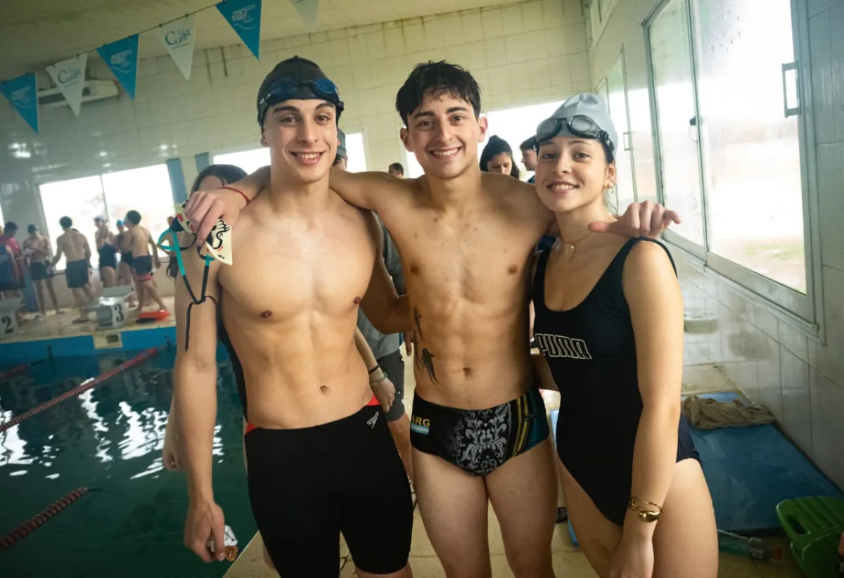 Los colegios compiten en natación en las Olimpiadas Escolares 2023