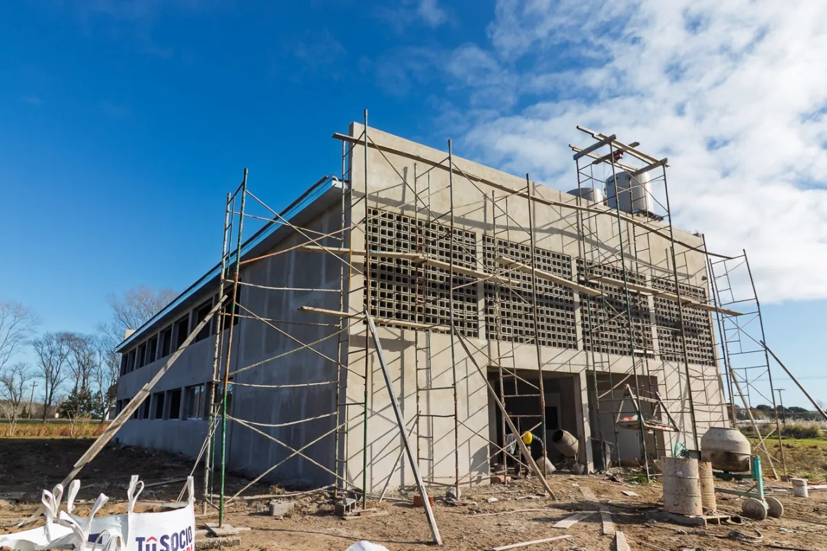 Progreso en la construcción de la Escuela Técnica N°1 en Santa Teresita