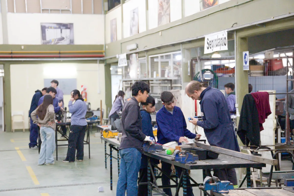 Visita del intendente a la Escuela Técnica Nº 2 en Mar de Ajó