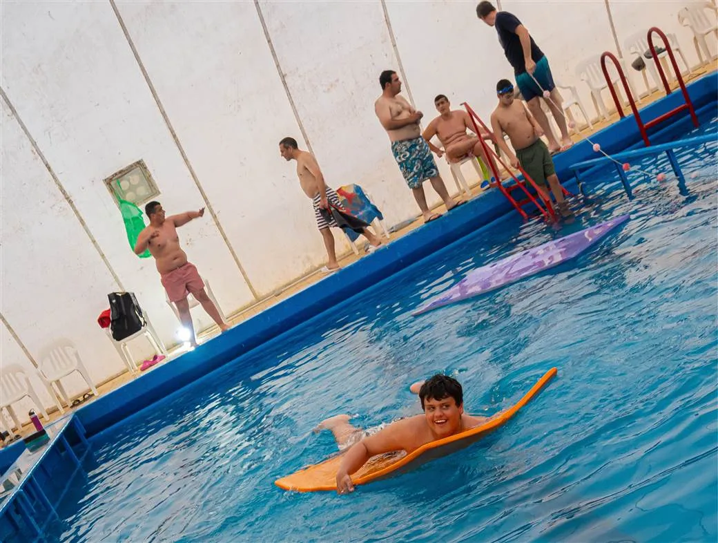 Clases de natación adaptada en el Club Junín para personas con discapacidad