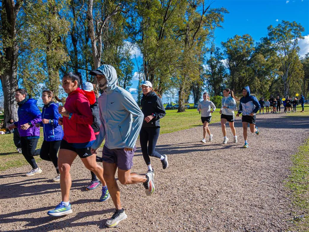 Entrenamiento previo a la carrera 'Junín Run Pace' en Parque Borchex