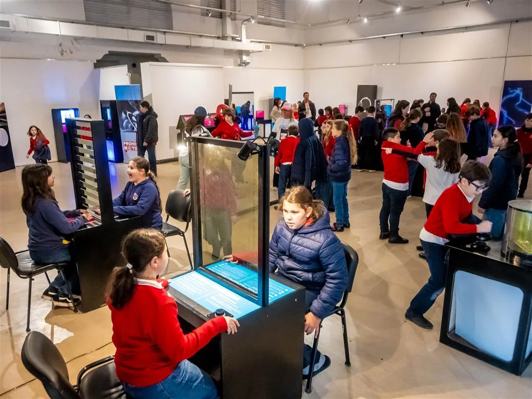 Estudiantes de Junín aprenden ciencias en la muestra 'Prohibido No Tocar'