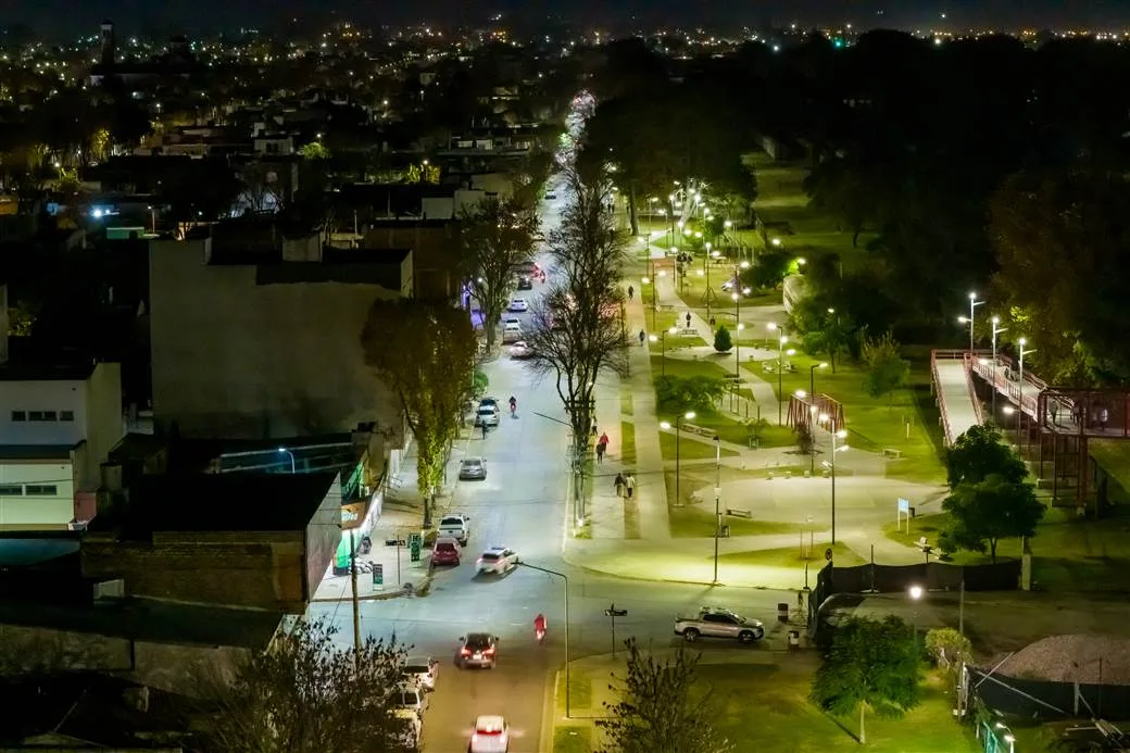 Junín mejoró la iluminación del Parque Central para mayor seguridad